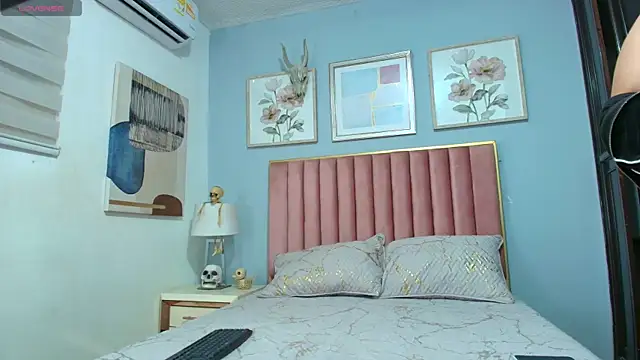 ScarlettWild  online show from November 13, 2025, 4:05 am