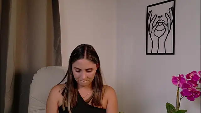 VictoriaNova  online show from February 9, 2026, 9:02 pm