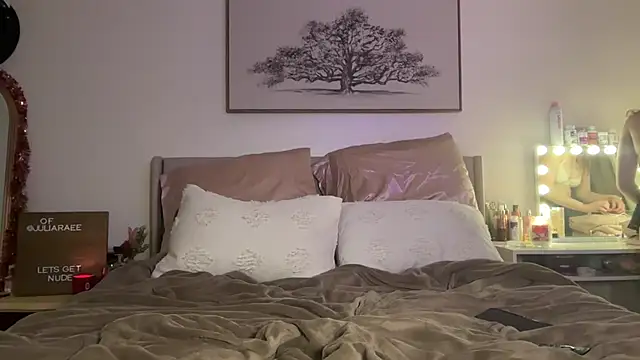 juliaraee online show from December 14, 2025, 5:35 am