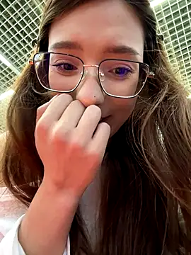 LilluKatten online show from December 1, 2025, 7:42 am