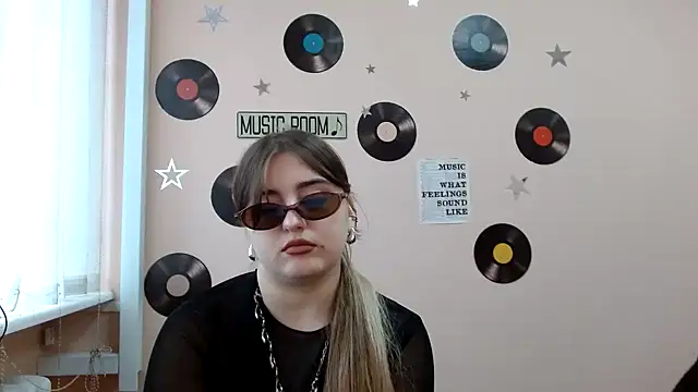 Dance  Queen online show from October 31, 2025, 12:02 pm