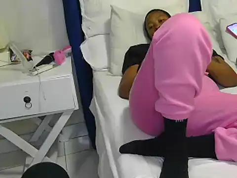 Snapshot of baddiemine05 chatting on November 21, 2025, 9:41 am baddiemine05 online show from November 21, 2025, 9:41 am