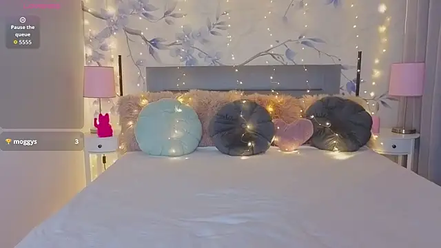 Sandra angel  online show from December 17, 2025, 9:03 am