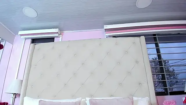 scarlett leblanc  online show from February 25, 2026, 11:43 am