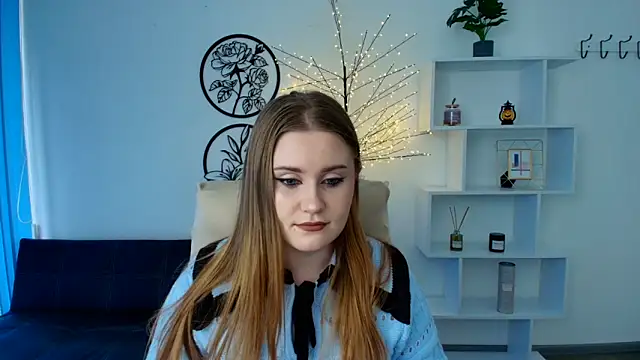 NinaSavkoo online show from November 3, 2025, 12:53 pm