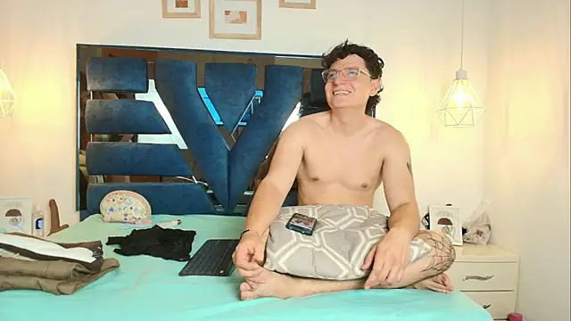 Zoe And Dylan  online show from April 4, 2026, 12:12 pm