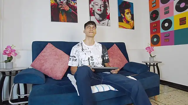 AlessioVitale online show from November 18, 2025, 12:19 pm