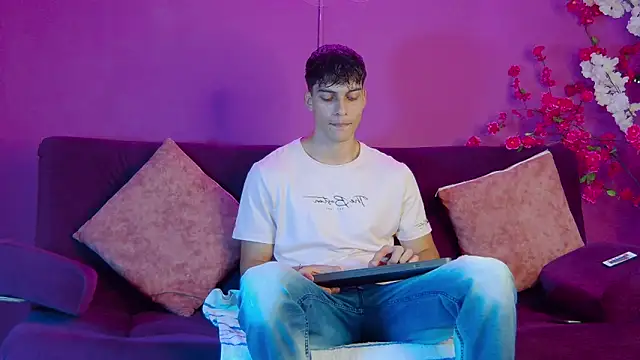 AlessioVitale online show from November 27, 2025, 12:16 pm