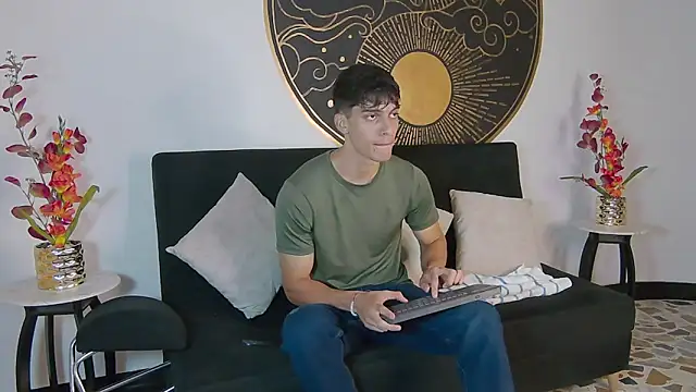 AlessioVitale online show from November 12, 2025, 12:31 pm