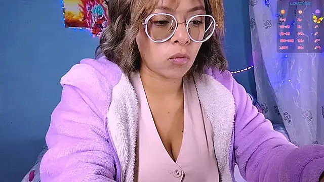 PrincessVenus23 online show from November 18, 2025, 1:43 am