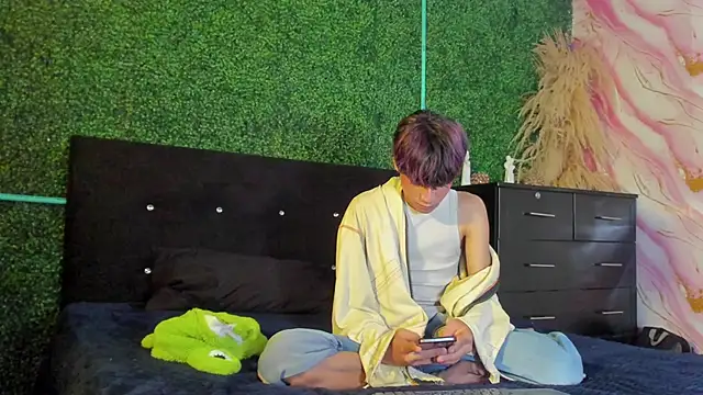 Leo Glow online show from February 25, 2026, 1:00 pm