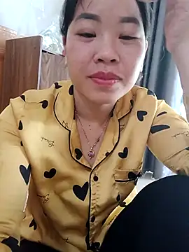 kitti-krush online show from November 3, 2025, 3:45 am