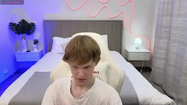 Snapshot of Fakeangel87 chatting on November 2, 2025, 10:42 am Fakeangel87 online show from November 2, 2025, 10:42 am