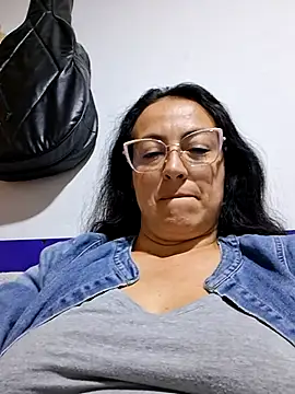 Snapshot of Lauryn_Jones chatting on July 1, 2026, 4:02 am Lauryn Jones online show from July 1, 2026, 4:02 am