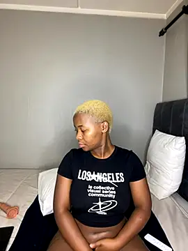 Snapshot of MiyaXo2 chatting on November 15, 2025, 3:27 pm MiyaXo2 online show from November 15, 2025, 3:27 pm