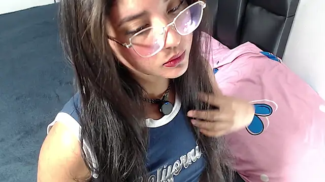 UGLYGIIRL  online show from April 3, 2026, 4:19 am