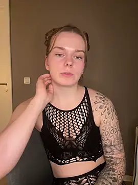 LisaFreierxx online show from February 24, 2026, 10:32 pm