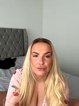 LeahLovexx online show from November 3, 2025, 10:19 am