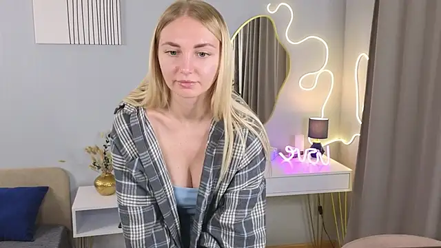 Carollina  online show from November 1, 2025, 6:35 pm