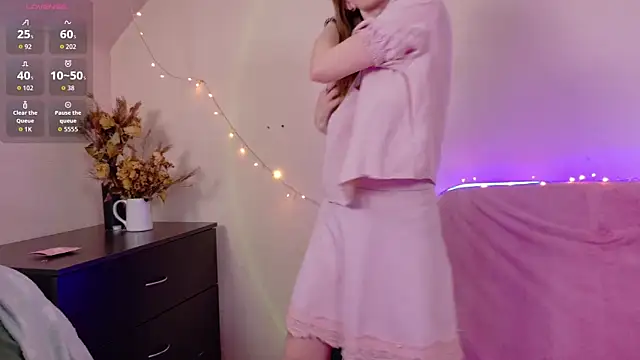 TinyMuse  online show from November 20, 2025, 11:44 am