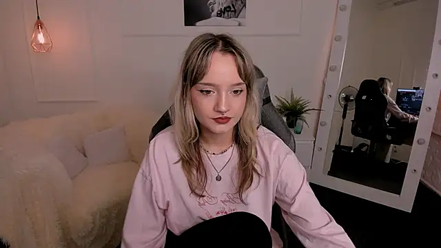 ElsiHill online show from November 2, 2025, 1:38 pm