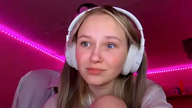 KarinRobertson online show from December 18, 2025, 5:17 pm