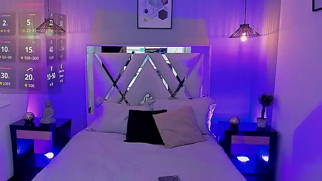 zoe-moreau online show from March 25, 2026, 7:35 pm