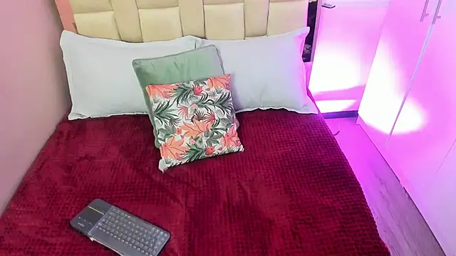 zoe-moreau online show from December 18, 2025, 7:07 pm