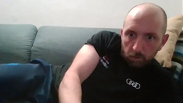 Snapshot of luca_beech88 chatting on April 19, 2026, 6:32 pm luca beech88 online show from April 19, 2026, 6:32 pm