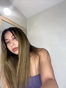 Snapshot of SelenePink7 chatting on November 19, 2025, 10:43 pm SelenePink7 online show from November 19, 2025, 10:43 pm