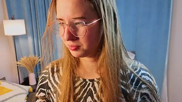 Snapshot of MowasaBritten chatting on November 22, 2025, 2:27 pm MowasaBritten online show from November 22, 2025, 2:27 pm