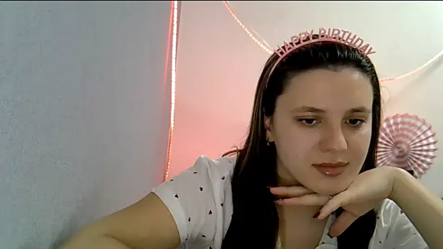 Snapshot of KiraHoney chatting on February 28, 2026, 7:35 pm KiraHoney online show from February 28, 2026, 7:35 pm