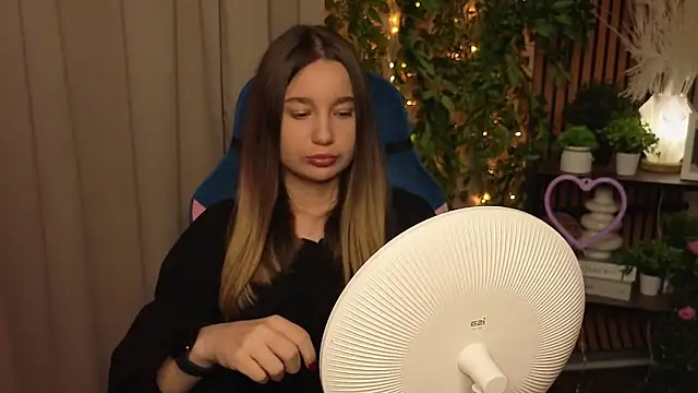 Snapshot of LauriePerez chatting on December 21, 2025, 12:40 pm LauriePerez online show from December 21, 2025, 12:40 pm