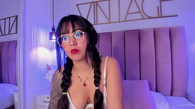 Snapshot of LilithVain chatting on November 28, 2025, 3:50 am LilithVain online show from November 28, 2025, 3:50 am