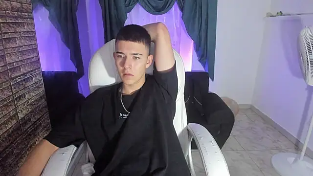 Snapshot of Aleck_Boy chatting on November 20, 2025, 9:04 pm Aleck Boy online show from November 20, 2025, 9:04 pm