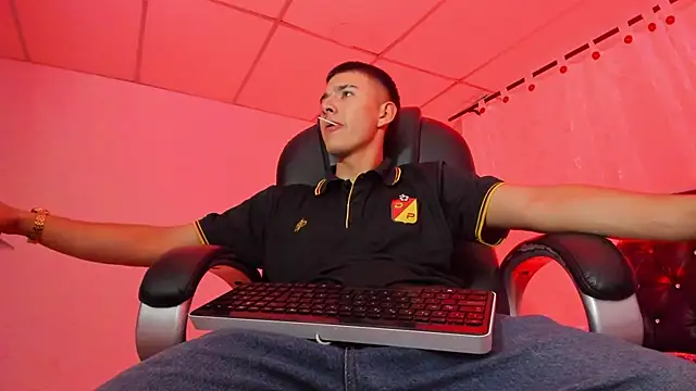 Snapshot of Aleck_Boy chatting on November 12, 2025, 8:34 pm Aleck Boy online show from November 12, 2025, 8:34 pm