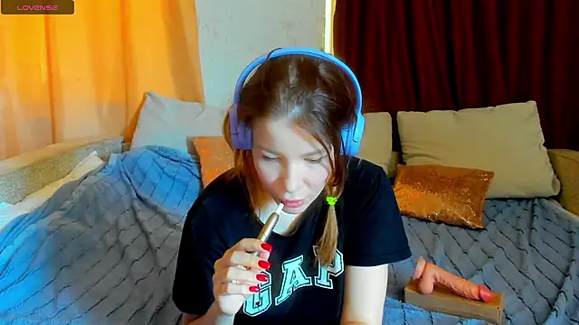 Eva purrr  online show from April 10, 2026, 8:21 am