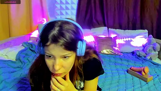 Eva purrr  online show from April 11, 2026, 2:08 am