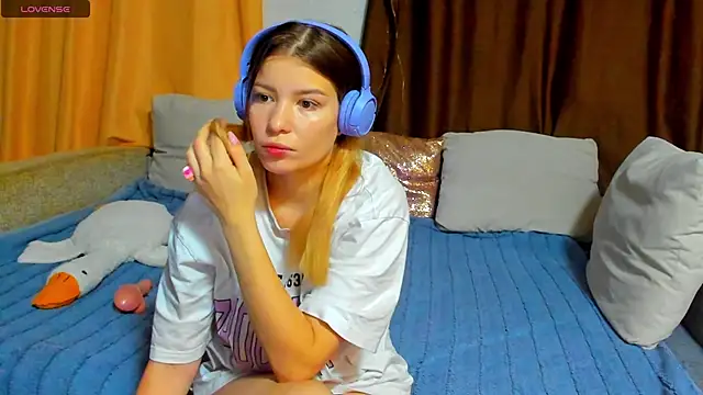 Eva purrr  online show from November 17, 2025, 1:09 am