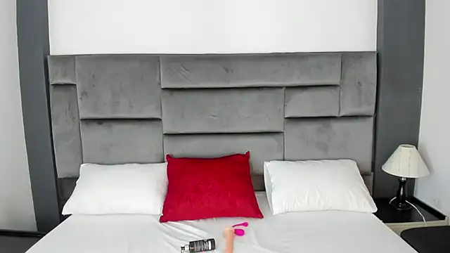 CatleyaSmith online show from December 19, 2025, 12:07 pm