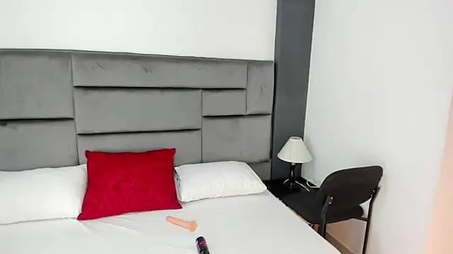 CatleyaSmith online show from December 21, 2025, 12:18 pm