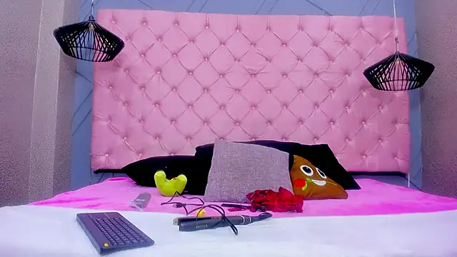 Mia Horney online show from December 17, 2025, 1:16 pm