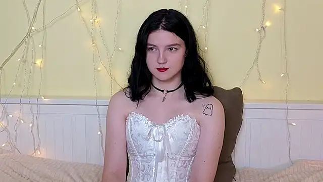 LatinaHuguenin online show from November 17, 2025, 9:13 am