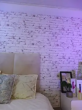 April Kay online show from November 18, 2025, 3:32 am