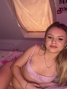 LillieWebb  online show from November 7, 2025, 1:04 pm