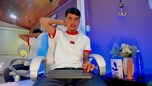 NicolasRey1 online show from November 25, 2025, 4:13 am