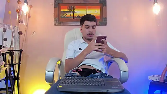 NicolasRey1 online show from November 22, 2025, 4:11 am