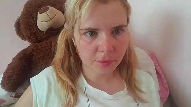 Snapshot of HornyElena chatting on June 26, 2026, 8:20 am HornyElena online show from June 26, 2026, 8:20 am
