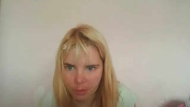 Snapshot of HornyElena chatting on July 1, 2026, 8:14 am HornyElena online show from July 1, 2026, 8:14 am