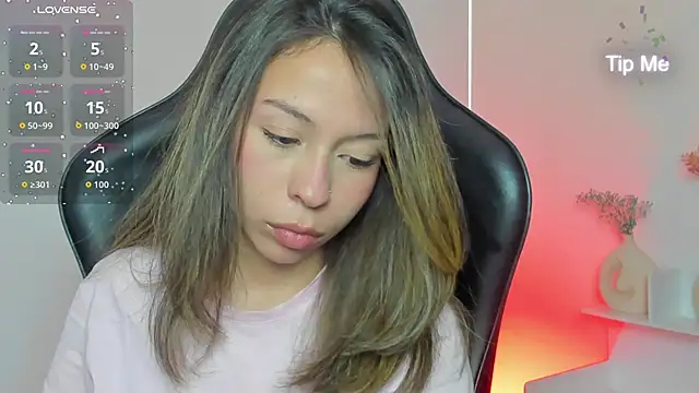 LuluuBerry online show from November 19, 2025, 10:59 am